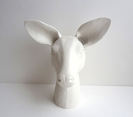 雌シカの花瓶